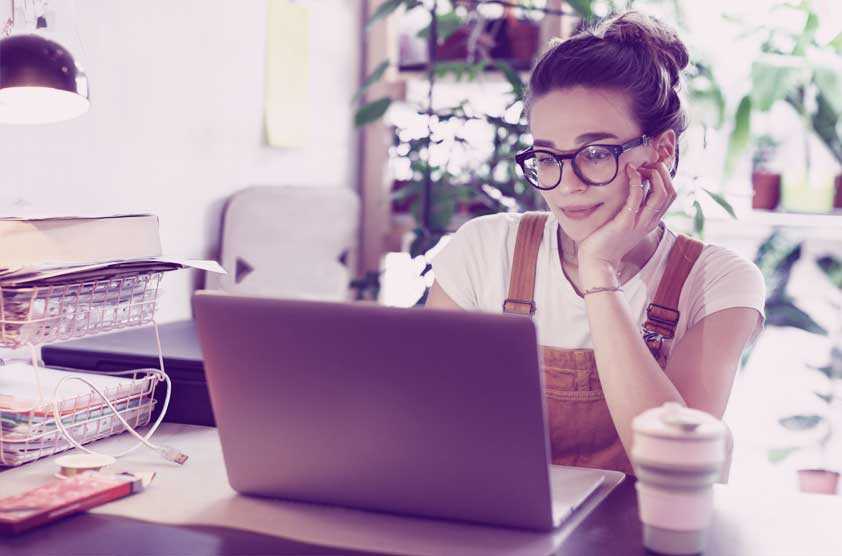 Blog 7 immagine rappresentativa della sezione blog raffigurante una ragazza che scrive sul un computer portatile